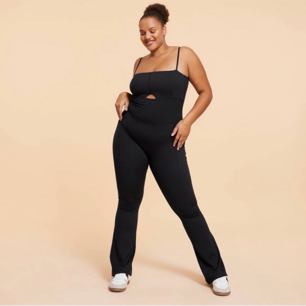 NWT! BLOGILATES Women's Peekaboo Flare Active Jumpsuit.
Black. Small. - Picture 2 of 6